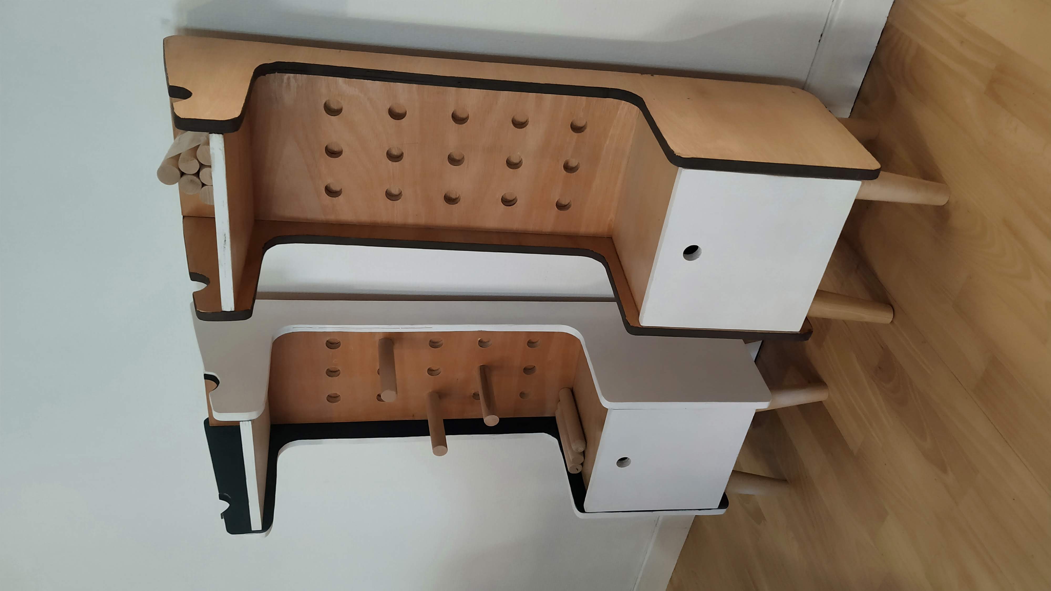 2 meubles côte à côte